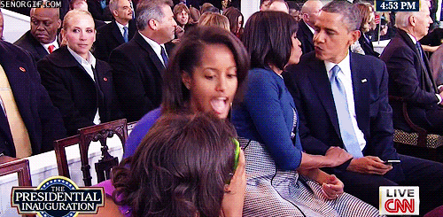 Foto de Barack y Michelle Obama interrumpida por sus hijas