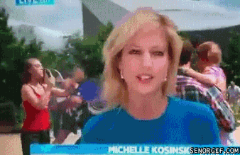 Pareja haciendo acrobacias detrás de reportera en vivo